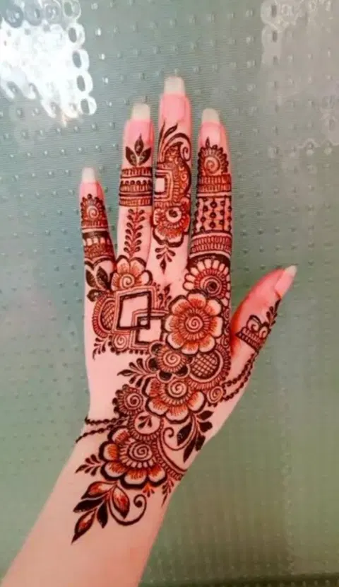 aesthetic bridal circle back hand mehndi design