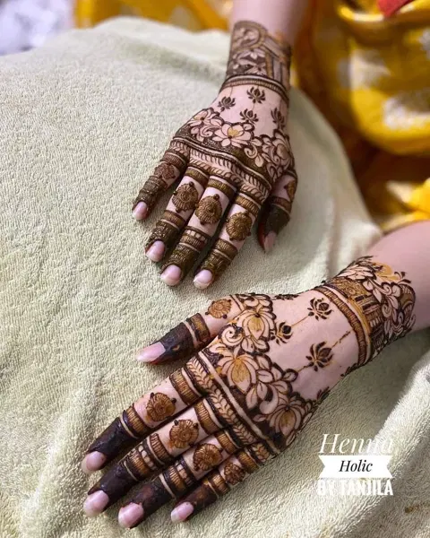 aesthetic stylish back hand mehndi design