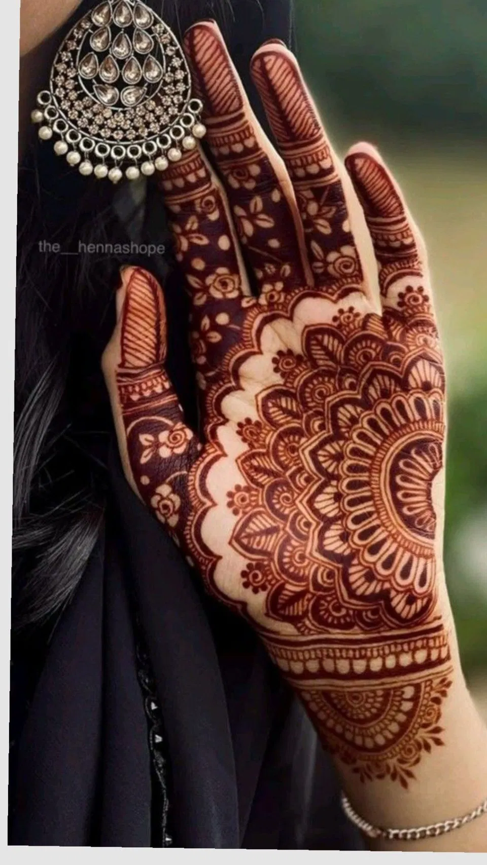 Aesthetic Arabic Finger Mehndi Design with Gol Tikki for Diwali