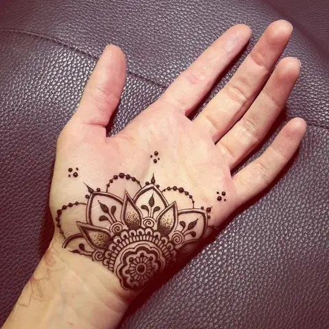 simple circle back hand mehndi design