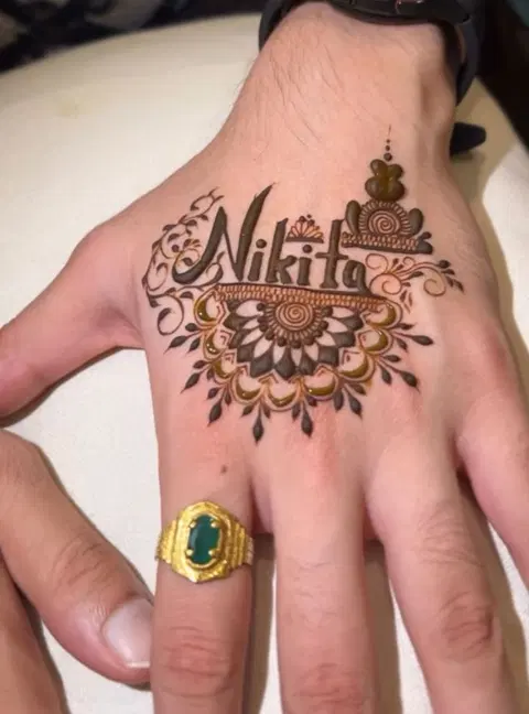 simple stylish deity back hand mehndi design