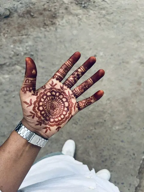 bridal simple circle back hand mehndi design