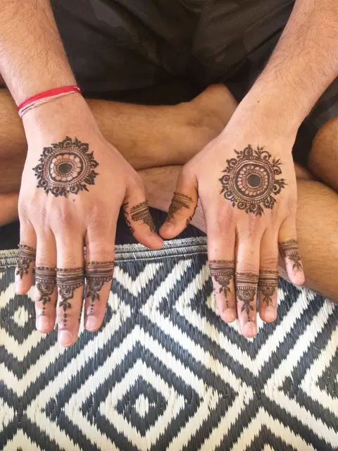 simple circle back hand mehndi design