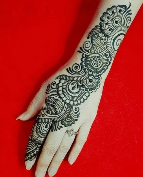 Arabic Simple Back Hand Mehndi Design with Bel (6)