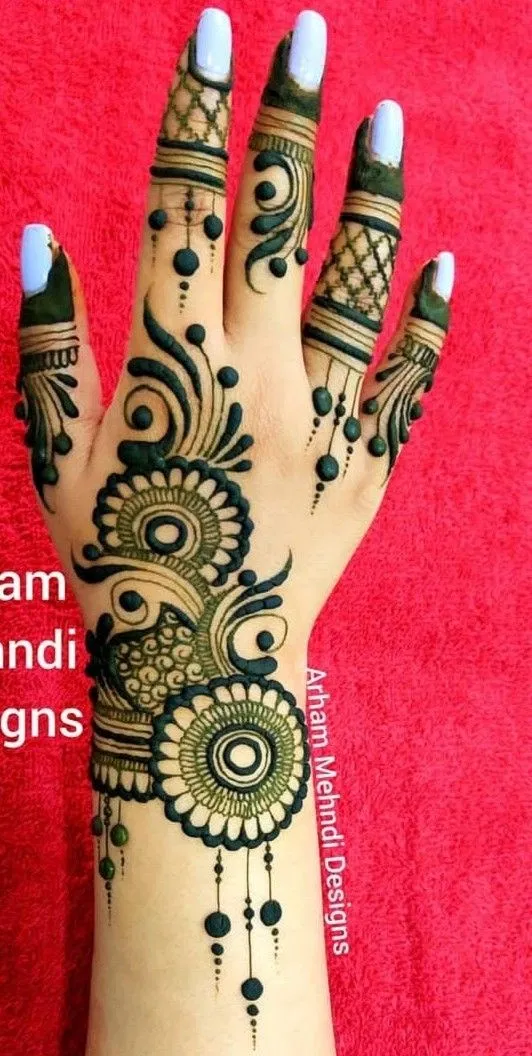 Arabic Simple Back Hand Mehndi Design with Bel (7)