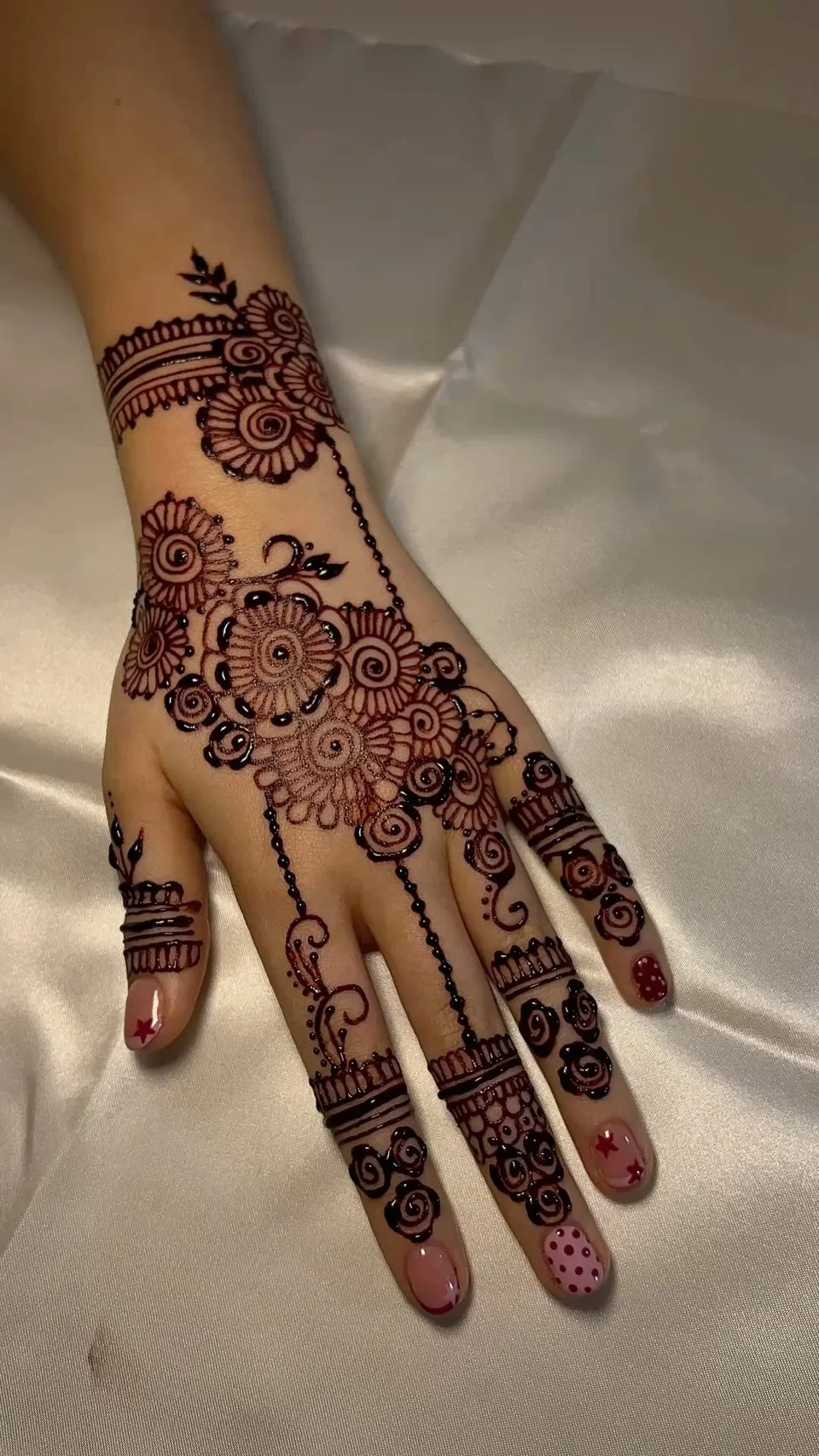 Arabic Simple Back Hand Mehndi Design for Eid (4)
