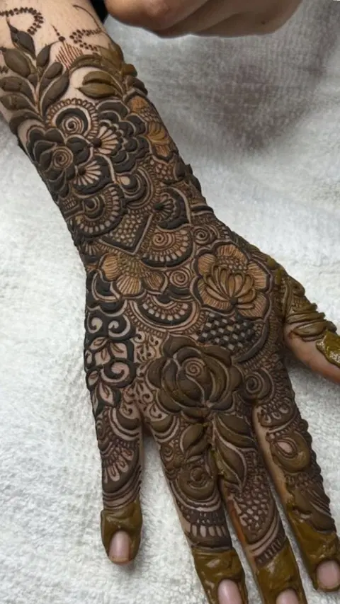 dubai back hand mehndi design