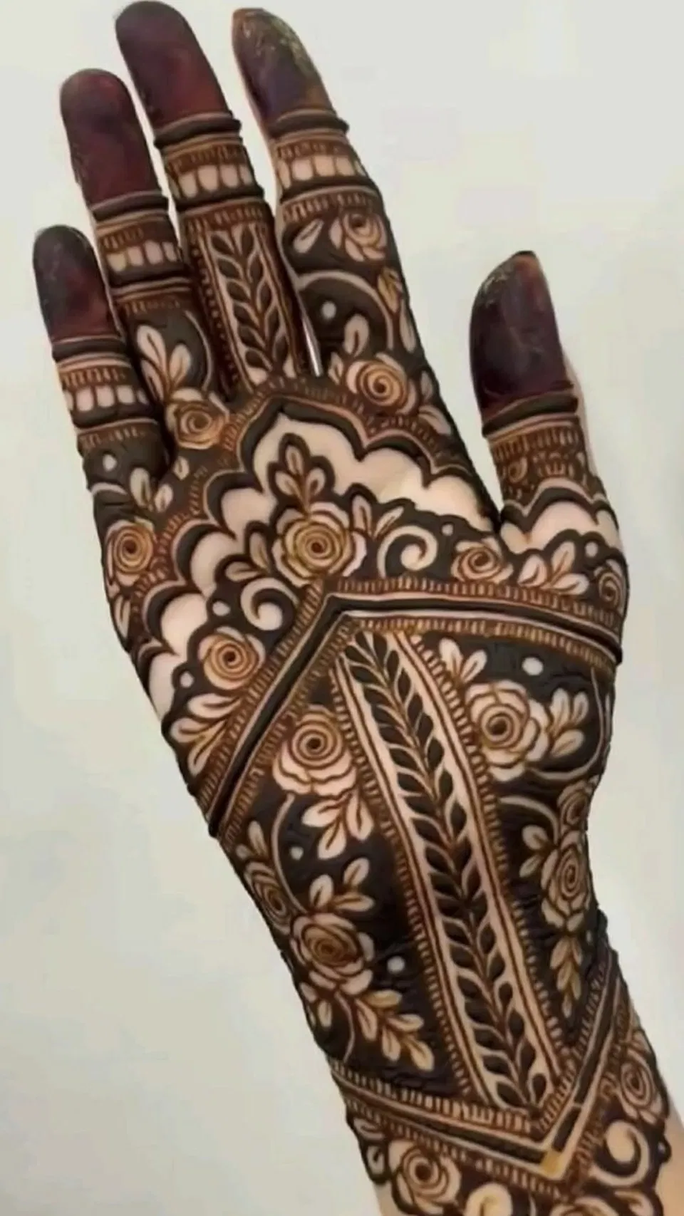 Aesthetic Bridal Back Hand Mehndi Design with Gol Tikki for Engagement (32)