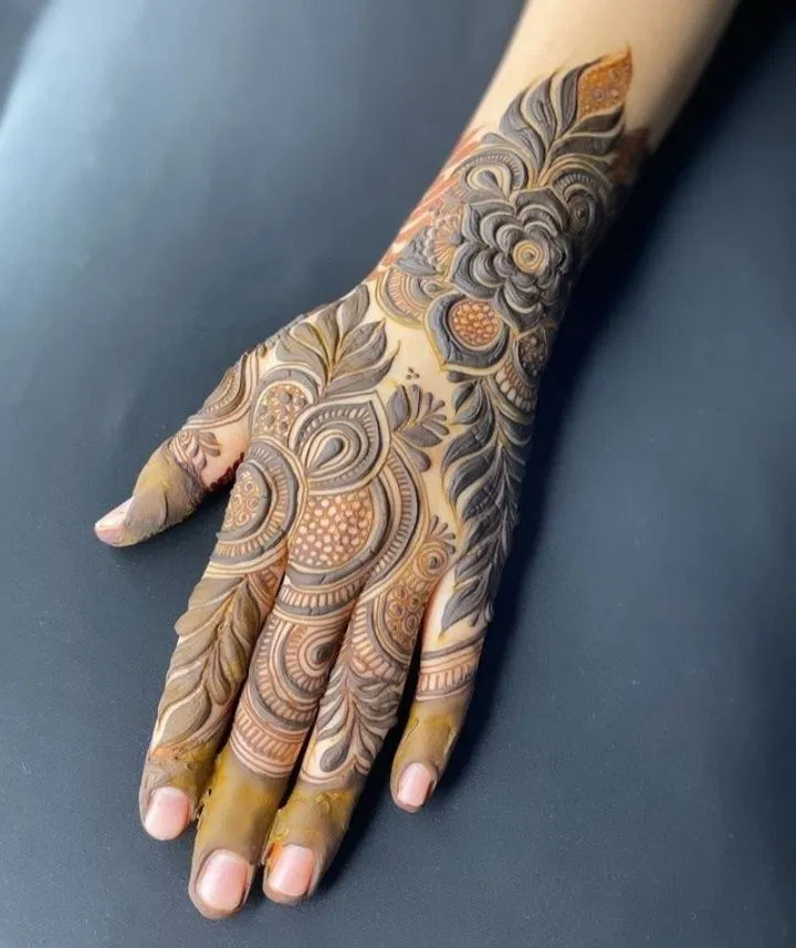 Dubai Stylish Back Hand Mehndi Design