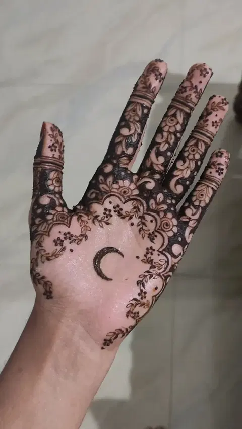 aesthetic royal moon front hand mehndi design
