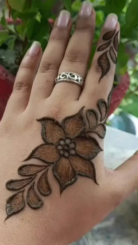 arabic minimal circle back hand mehndi design