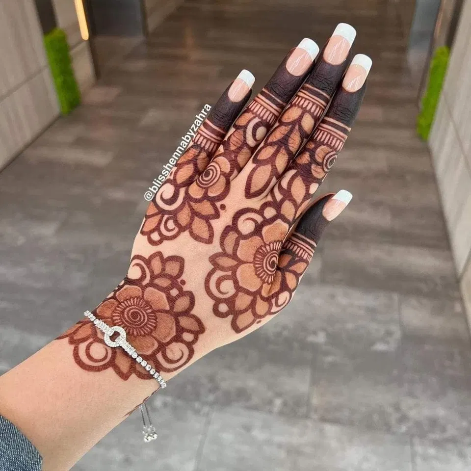 Arabic Simple Back Hand Mehndi Design with Flowers (10)