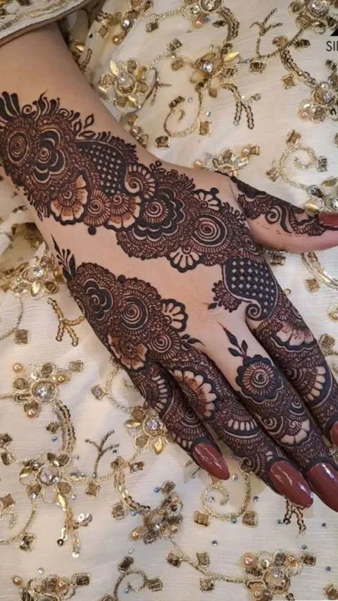 stylish bel back hand mehndi design