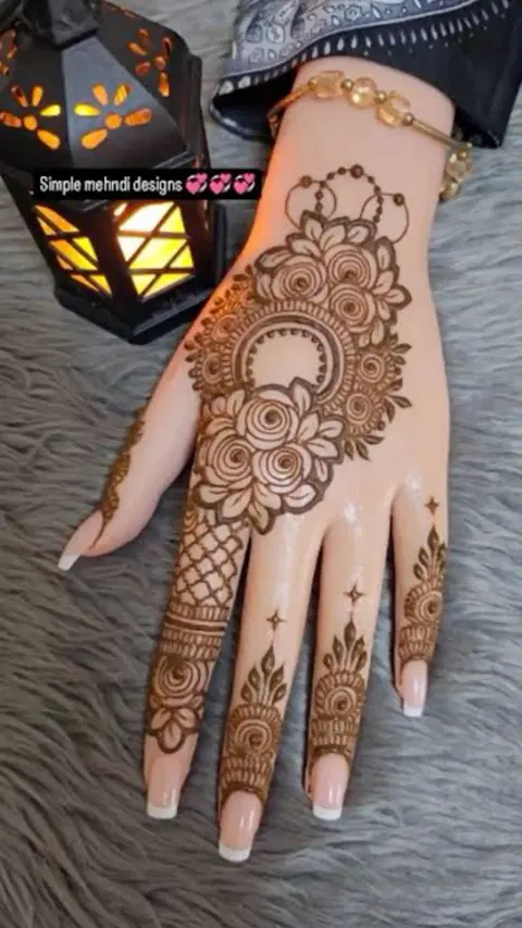 aesthetic arabic bel back hand mehndi design
