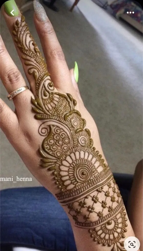 Arabic Stylish Back Hand Mehndi Design with Bel (2)