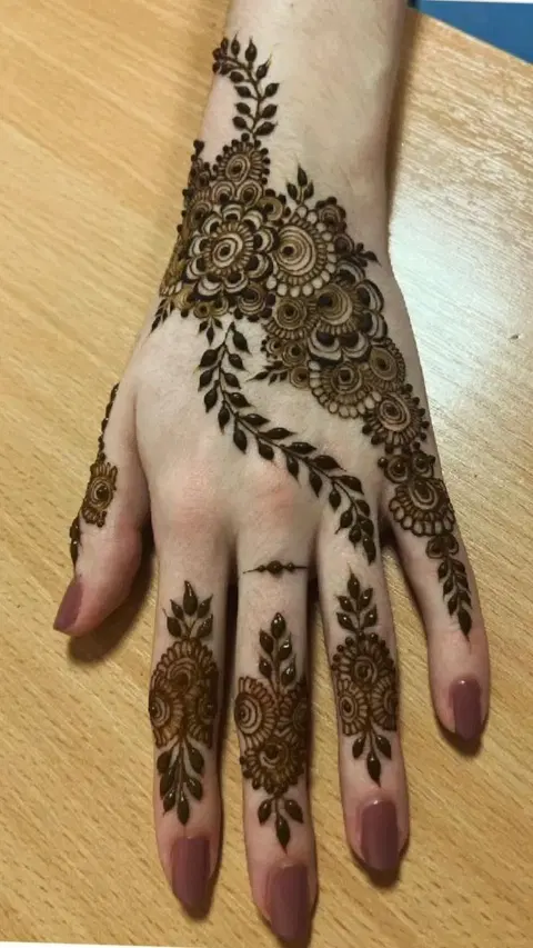 aesthetic arabic bel back hand mehndi design