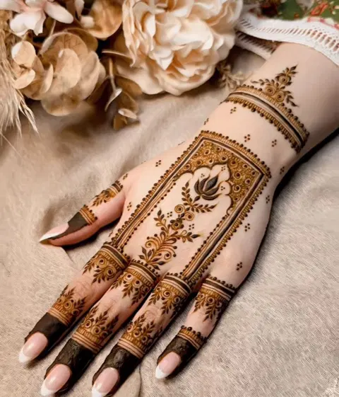 aesthetic moroccan circle back hand mehndi design
