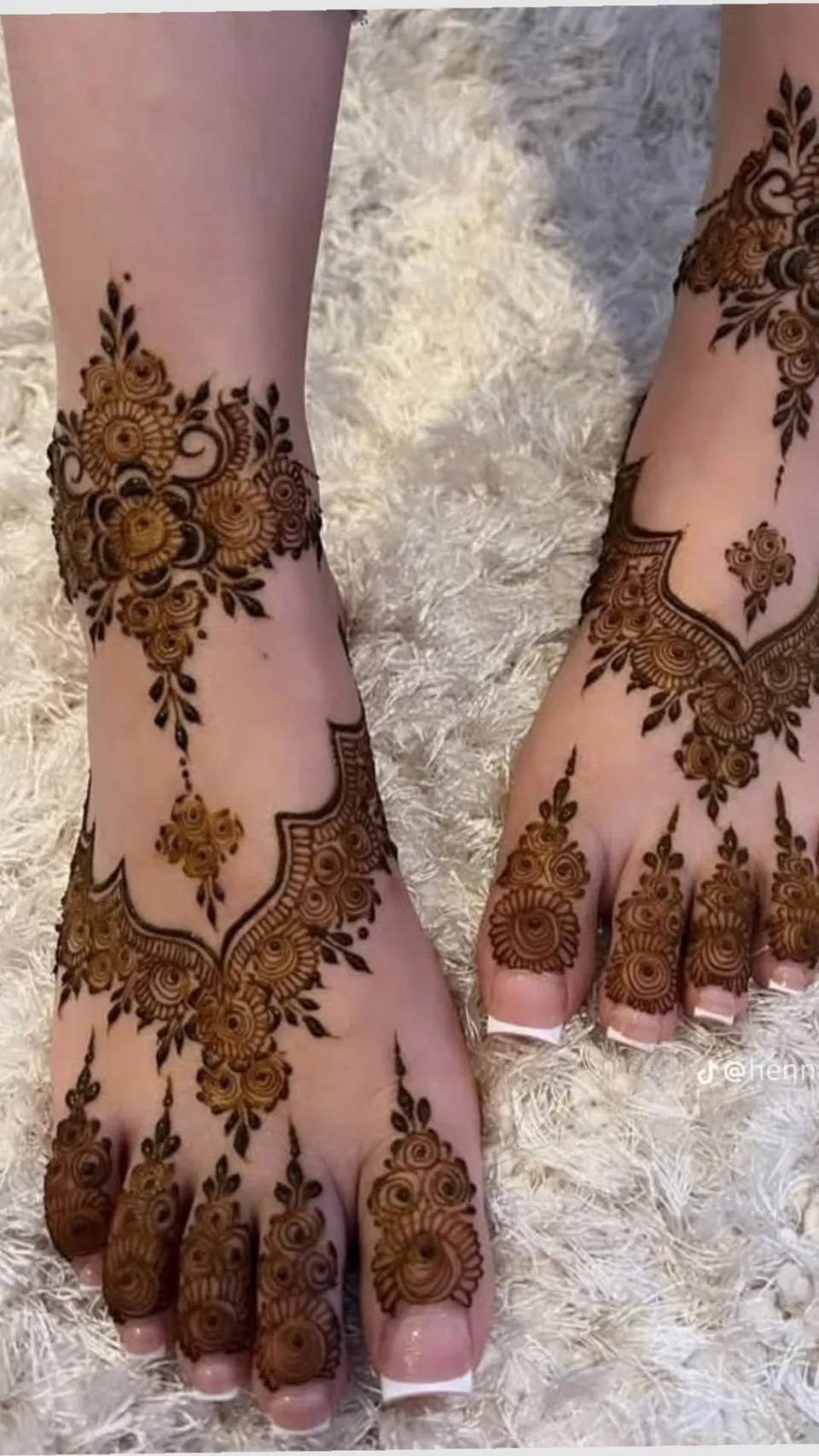 Bridal Pakistani Back Hand Mehndi Design with Jaal for Eid