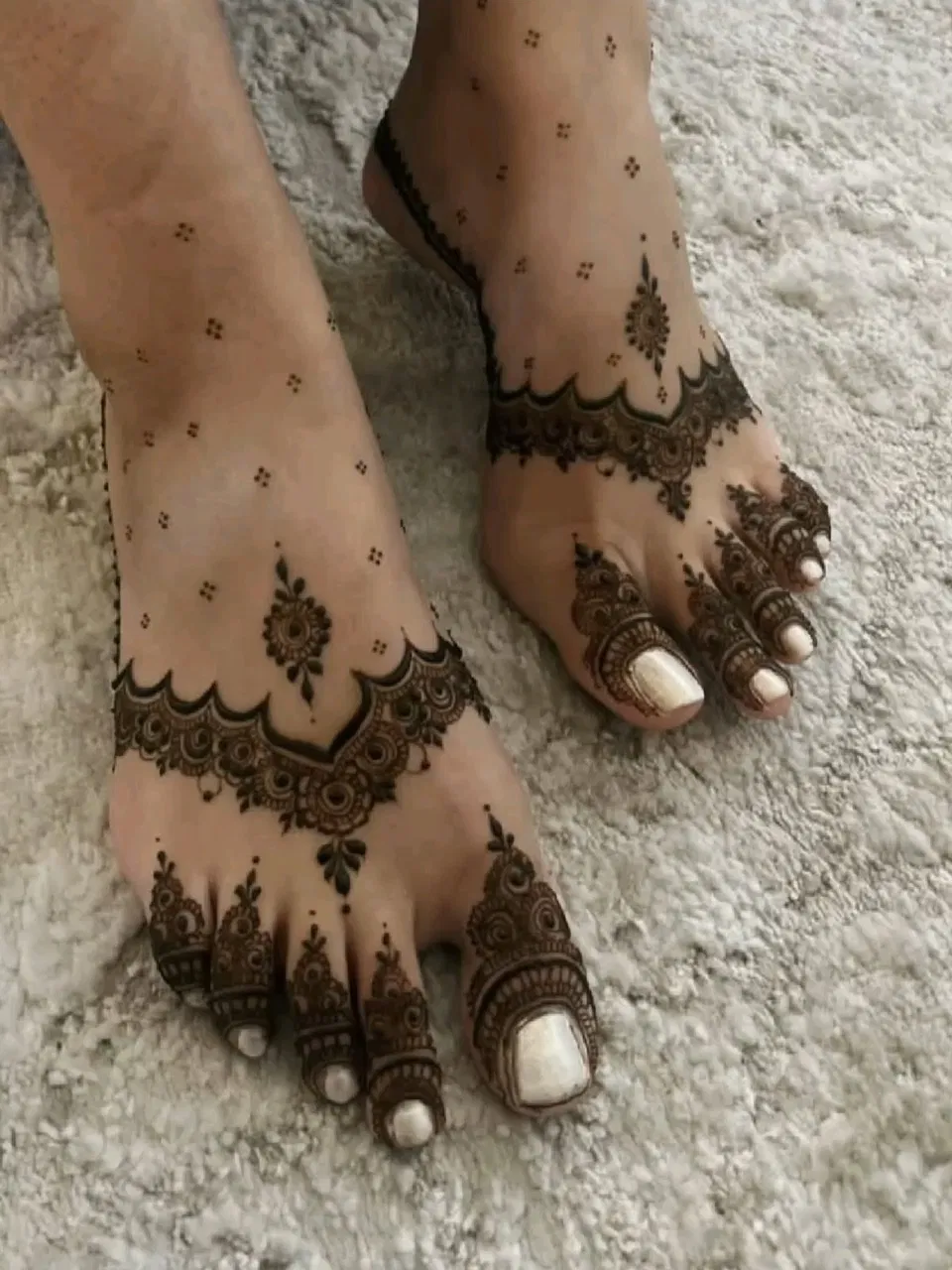 Pakistani Simple Foot Mehndi Design with Jaal for Eid