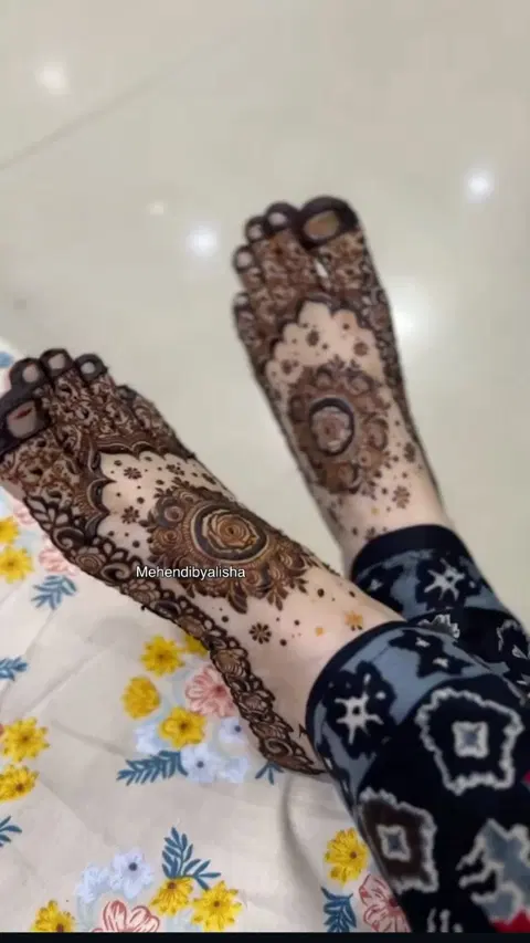 aesthetic bridal flower foot mehndi design