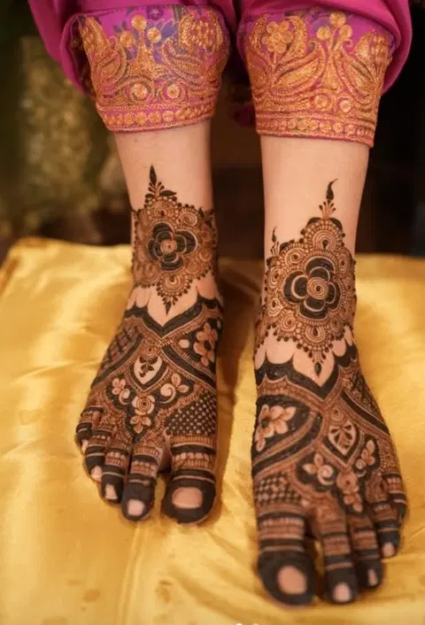 bridal pakistani circle foot mehndi design
