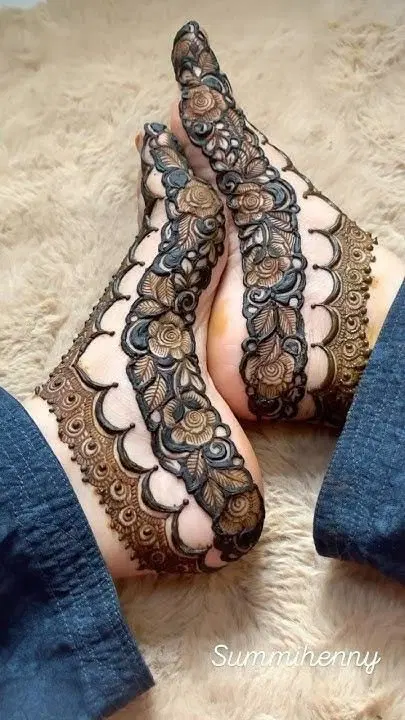 pakistani stylish foot mehndi design