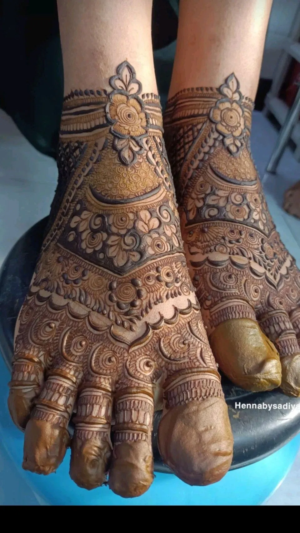 Bridal Pakistani Back Hand Mehndi Design with Figures (2)