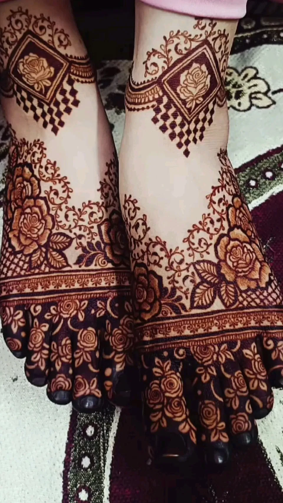 Pakistani Stylish Foot Mehndi Design with Flowers