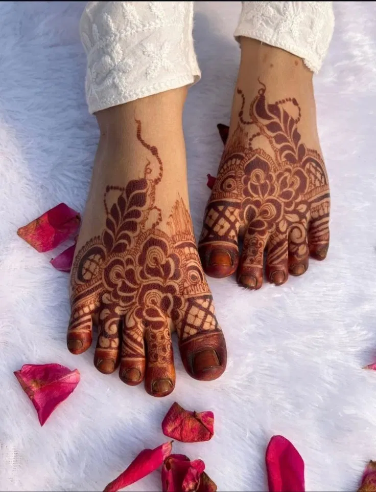 Pakistani Simple Back Hand Mehndi Design with Gol Tikki