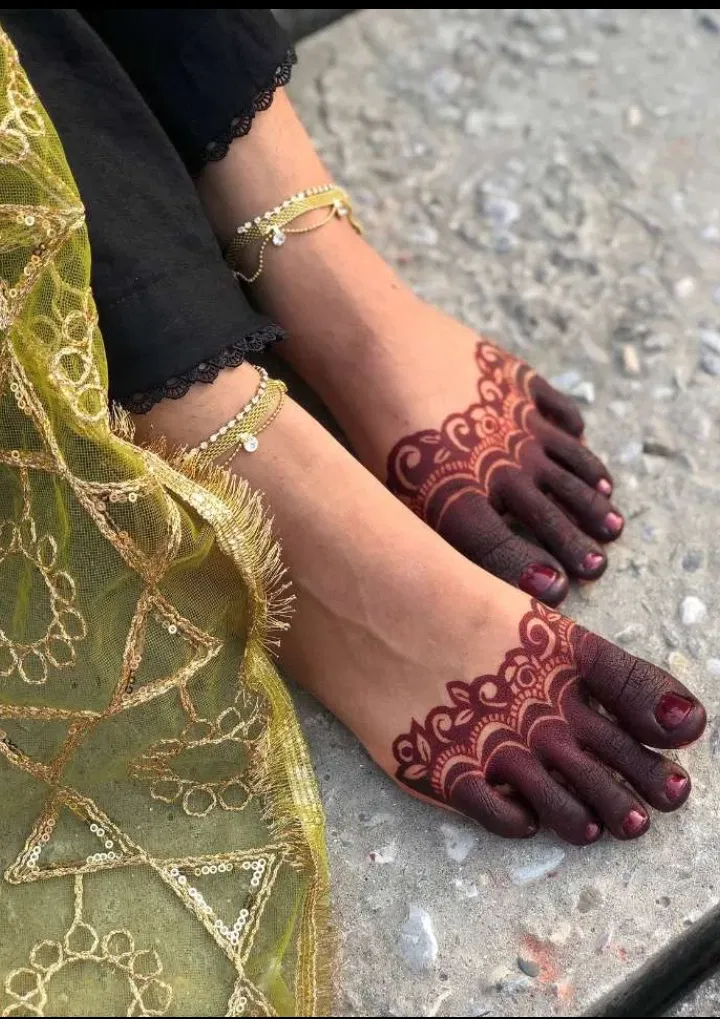 Pakistani Simple Foot Mehndi Design with Jaal