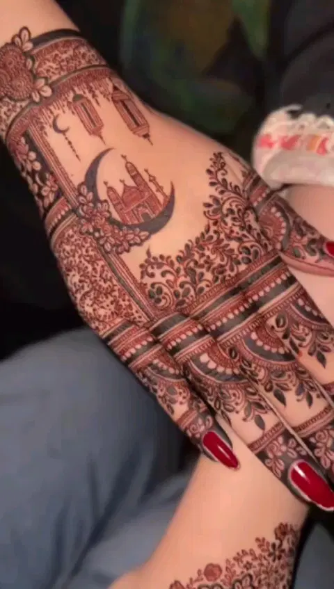 simple stylish moon back hand mehndi design