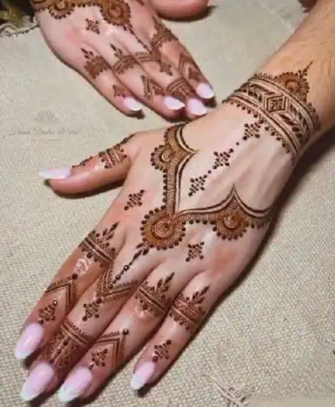 aesthetic indian circle back hand mehndi design