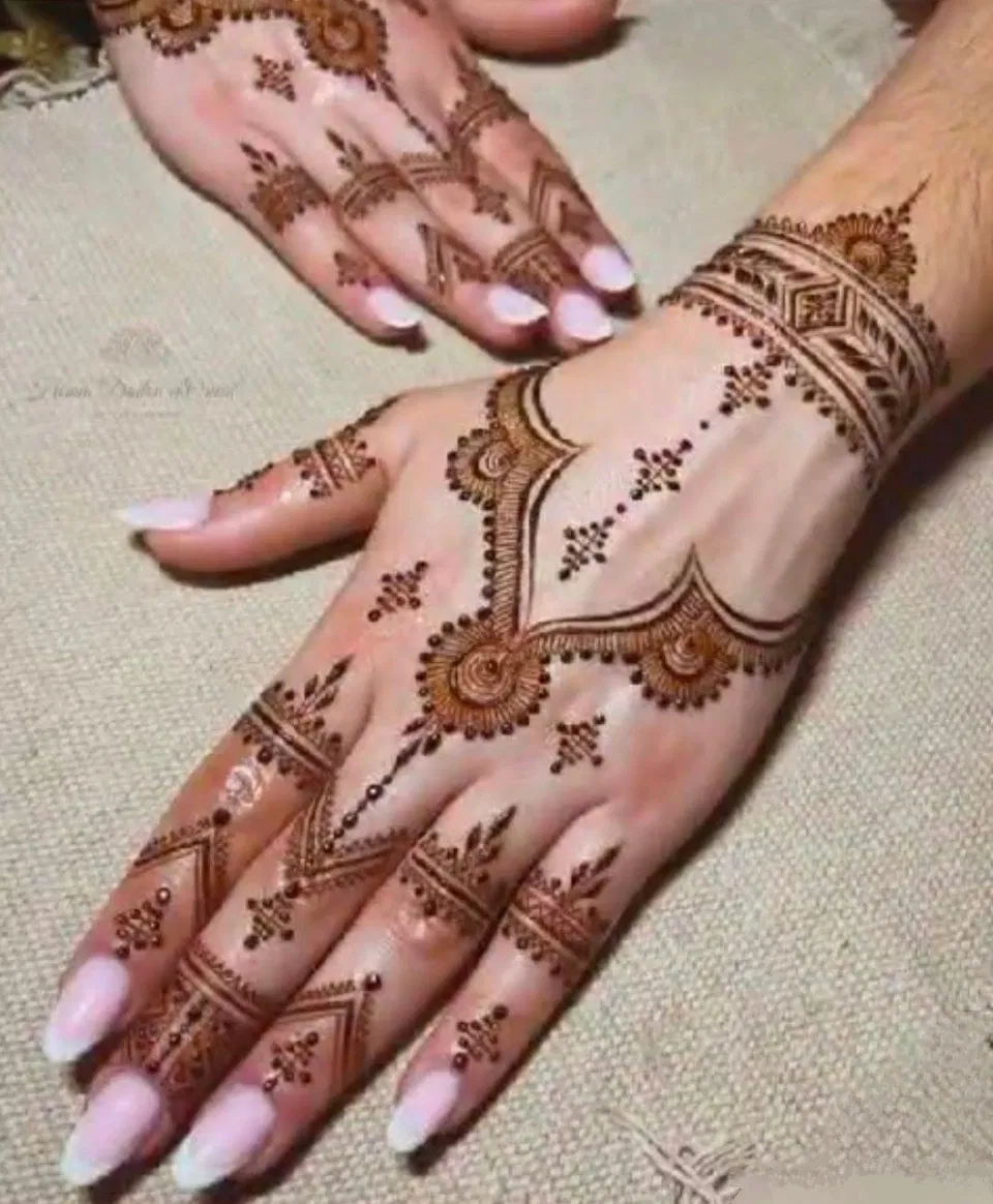 Aesthetic Indian Back Hand Mehndi Design with Gol Tikki for Eid