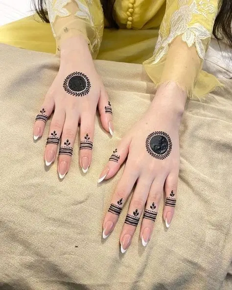 aesthetic minimal circle back hand mehndi design