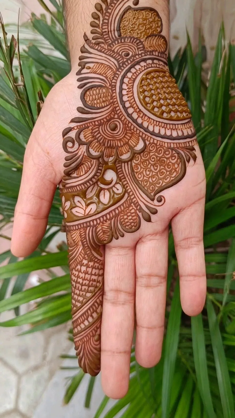 Arabic Stylish Front Hand Mehndi Design with Gol Tikki and Flowers