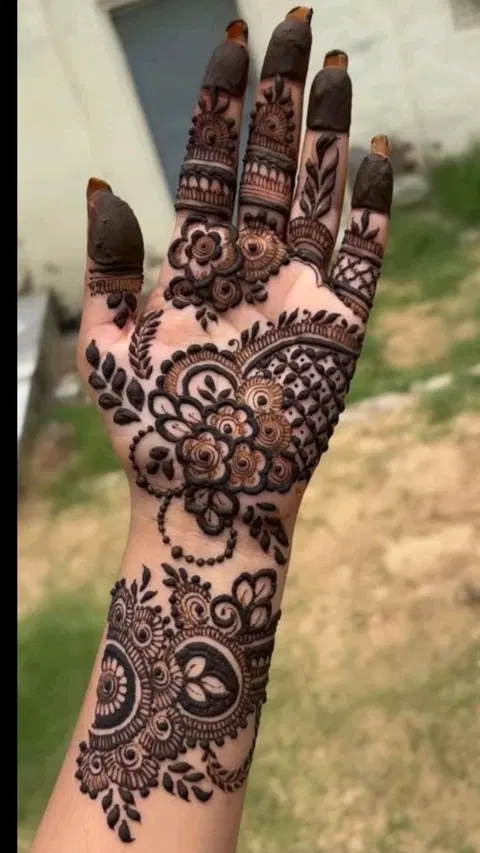 aesthetic arabic front hand mehndi design