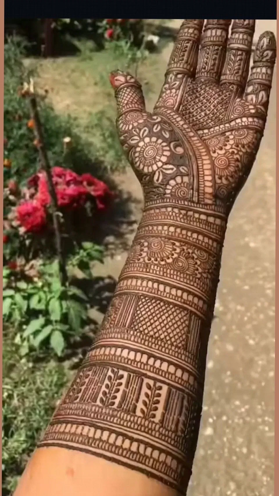 Aesthetic Arabic Front Hand Mehndi Design with Gol Tikki and Flowers for Diwali (22)