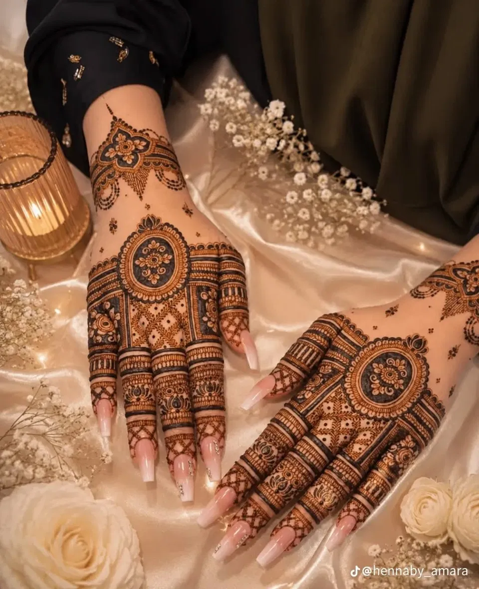 Aesthetic Dubai Back Hand Mehndi Design with Gol Tikki