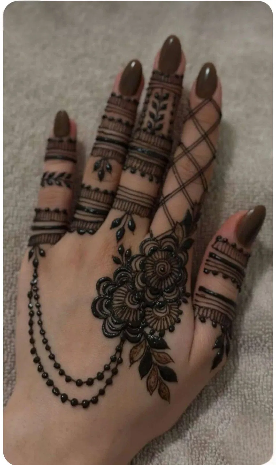 Aesthetic Arabic Back Hand Mehndi Design with Flowers (46)