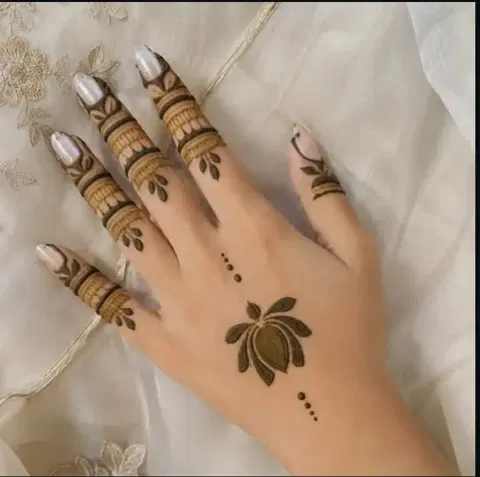 aesthetic arabic circle finger mehndi design