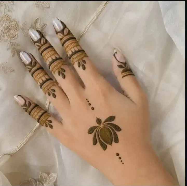 Aesthetic Arabic Finger Mehndi Design with Gol Tikki and Lotus