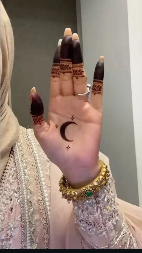 aesthetic bridal circle finger mehndi design