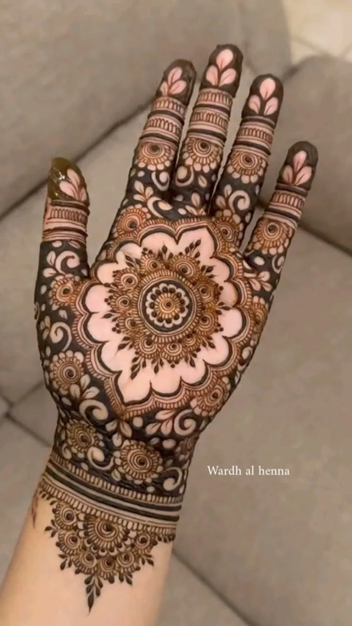 Bridal Pakistani Finger Mehndi Design with Gol Tikki and Flowers (3)