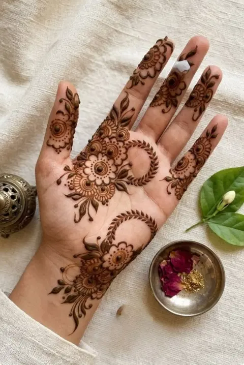aesthetic arabic flower front hand mehndi design