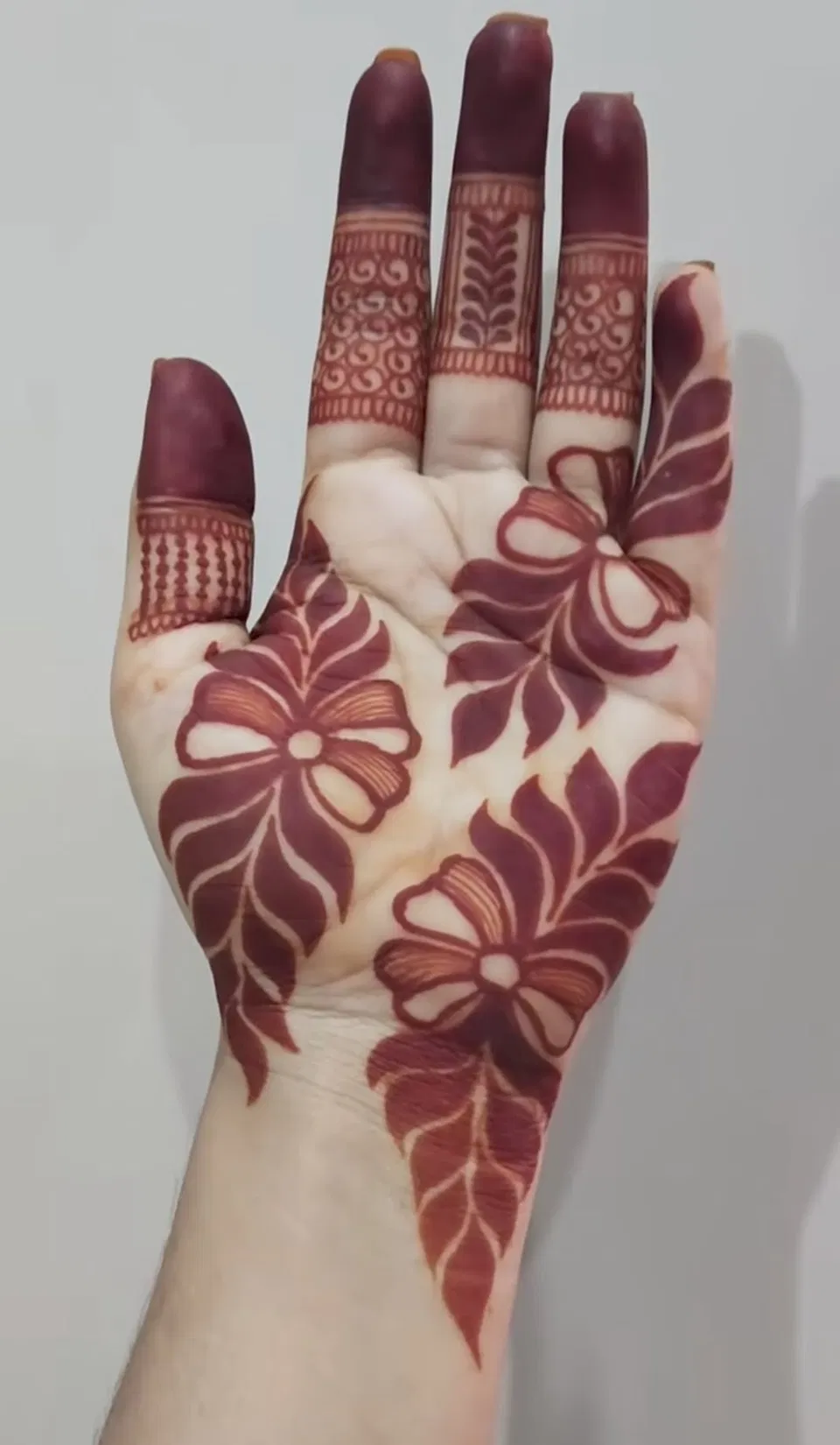 Aesthetic Arabic Finger Mehndi Design with Flowers (11)